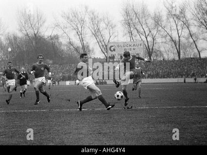 Calcio, Bundesliga, 1968/1969, FC Schalke 04 versus Kickers Offenbach 3:0, Glueckaufkampfbahn Stadium di Gelsenkirchen, scena del match, f.l.t.r. Hermann Nuber, Ferdinando Heitkamp, Alfred Resenberg (tutti Offenbach), Hermann Erlhoff, Manfred Pohlschmid Foto Stock