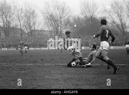 Calcio, Bundesliga, 1968/1969, FC Schalke 04 versus Kickers Offenbach 3:0, Glueckaufkampfbahn Stadium di Gelsenkirchen, scena del match, f.l.t.r. Alfred Resenberg (Offenbach), Manfred Pohlschmidt (Schalke), Ferdinando Heitkamp (Offenbach) Foto Stock