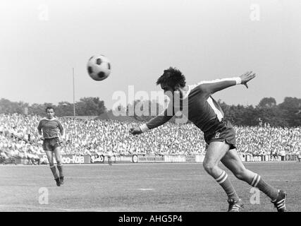 Calcio, Regionalliga 1968/1969, promozione match per la Bundesliga 1969/1970, Rot-Weiss Oberhausen contro SV Alsenborn 4:1, Niederrhein Stadium di Oberhausen, scena del match, la testata di Alban Wuest (Alsenborn) a destra, a sinistra dietro Franz Schmitt (Alsenbo Foto Stock