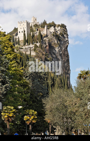 Rovina del castello su una ripida scogliera sopra Arco, Lago di Garda, Italia Foto Stock