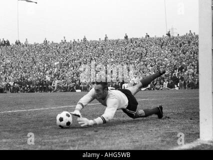 Calcio, Regionalliga 1968/1969, promozione match per la Bundesliga 1969/1970, Rot-Weiss Oberhausen versus Freiburger FC 0:0, Niederrhein Stadium di Oberhausen, scena del match, salvare dal detentore Harald Hess (Freiburg) Foto Stock