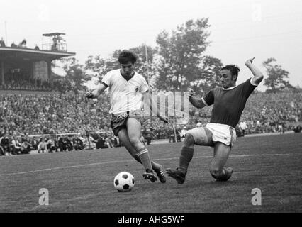 Calcio, Regionalliga 1968/1969, promozione match per la Bundesliga 1969/1970, Rot-Weiss Oberhausen versus Freiburger FC 0:0, Niederrhein Stadium di Oberhausen, scena del match, duello tra Rainer Laskowsky (RWO) sinistra e Guenter Streich (Freiburg) Foto Stock