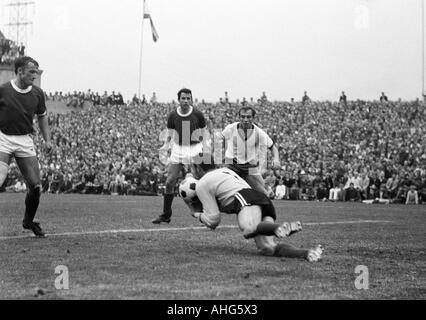 Calcio, Regionalliga 1968/1969, promozione match per la Bundesliga 1969/1970, Rot-Weiss Oberhausen versus Freiburger FC 0:0, Niederrhein Stadium di Oberhausen, scena del match, f.l.t.r. Guenter Streich (Freiburg), Werner Breithaupt (Freiburg), custode Foto Stock