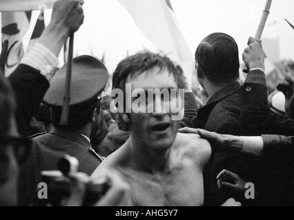 Calcio, Regionalliga 1968/1969, promozione match per la Bundesliga 1969/1970, Rot-Weiss Oberhausen versus Freiburger FC 0:0, Niederrhein Stadium di Oberhausen, giocatore di football Guenter Karbowiak e ventole contentezza per la vittoria e la promozione per il Germa Foto Stock