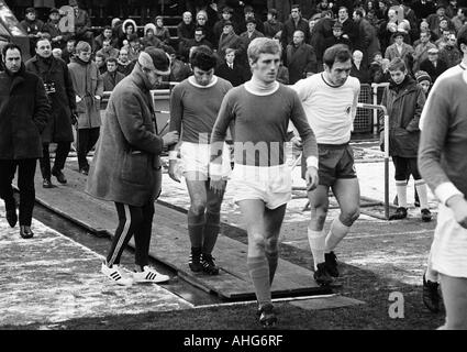 Calcio, Bundesliga, 1969/1970, Niederrhein Stadium di Oberhausen, Rot-Weiss Oberhausen contro FC Schalke 04 0:3, i giocatori di calcio, f.l.t.r. coach Rudolf Gutendorf, Klaus Senger, Klaus Fichtel (tutti Schalke), Hugo Dausmann (Oberhausen) Foto Stock