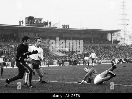 Calcio, Bundesliga, 1969/1970, Niederrhein Stadium di Oberhausen, Rot-Weiss Oberhausen contro FC Schalke 04 0:3, scena del match, f.l.t.r. keeper Josef Melting (Schalke), Hugo Dausmann (Oberhausen), Hans Juergen Wittkamp (Schalke) Foto Stock