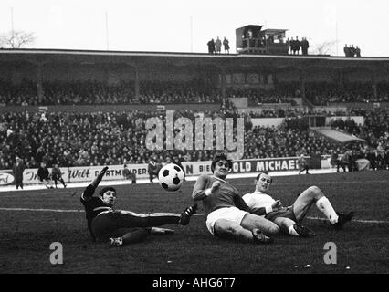 Calcio, Bundesliga, 1969/1970, Niederrhein Stadium di Oberhausen, Rot-Weiss Oberhausen contro FC Schalke 04 0:3, scena del match, f.l.t.r. keeper Josef Melting, Friedel Rausch (entrambi Schalke), Werner Kubek (Oberhausen) Foto Stock