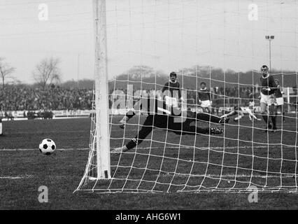 Calcio, Bundesliga, 1969/1970, Niederrhein Stadium di Oberhausen, Rot-Weiss Oberhausen contro FC Schalke 04 0:3, scena del match, f.l.t.r. keeper Josef Melting, Friedel Rausch, Waldemar Slomiany, Hans Juergen Wittkamp (tutti Schalke) Foto Stock