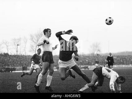 Calcio, Bundesliga, 1969/1970, Niederrhein Stadium di Oberhausen, Rot-Weiss Oberhausen contro FC Schalke 04 0:3, scena del match, f.l.t.r. Reinhard Libuda (Schalke), Lothar Kobluhn (Oberhausen), Waldemar Slomiany (Schalke), Werner Kubek (Oberhausen) Foto Stock