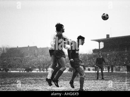 Calcio, Bundesliga, 1969/1970, Niederrhein Stadium di Oberhausen, Rot-Weiss Oberhausen rispetto a FC Bayern Monaco 3:3, scena del match, f.l.t.r. un lettore di Oberhausen (coperto), Peter Pumm, Franz Beckenbauer (entrambi FCB) Foto Stock