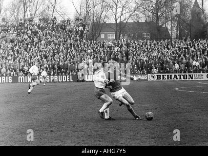 Calcio, Bundesliga, 1969/1970, FC Schalke 04 versus Rot-Weiss Oberhausen 2:2, Glueckaufkampfbahn Stadium di Gelsenkirchen, scena del match, duello tra Hugo Dausmann (Oberhausen) und Rolf Ruessmann (Schalke) rechts, sinistra dietro Lothar Kobluhn (Oberh Foto Stock