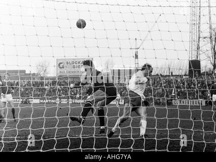 Calcio, Bundesliga, 1969/1970, FC Schalke 04 versus Rot-Weiss Oberhausen 2:2, Glueckaufkampfbahn Stadium di Gelsenkirchen, scena del match, f.l.t.r. Klaus Fichtel, custode Norbert Nigbur (entrambi Schalke), Hugo Dausmann (Oberhausen) Foto Stock