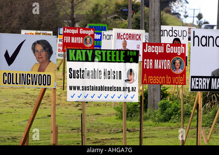 Lato strada poster per i candidati nel corpo locale elezioni Nelson Nuova Zelanda Foto Stock