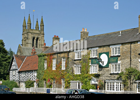 Helmsley North Yorkshire Regno Unito Black Swan Hotel e Chiesa Parrocchiale Foto Stock