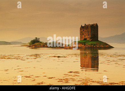 Il castello di Stalker in Argyllshire vicino a Glencoe sul Loch Linnhe lungo la costa ovest della Scozia Foto Stock