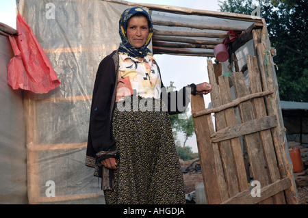 Nomadi curda incinta giovane nelle colline del sud della Turchia nei pressi di Kas. Foto Stock