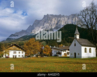 Antiche case coloniche di fronte montagna Zugspitze, ehrwald , Tirolo, Austria Foto Stock