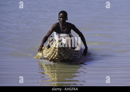 Pescatore Njemps equitazione sulla sua Ambach canoa sul lago Baringo nel Grande Rift Valley Kenya Africa orientale Foto Stock