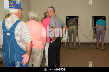 La gente di attendere in linea per votare in Lancaster SC USA Foto Stock