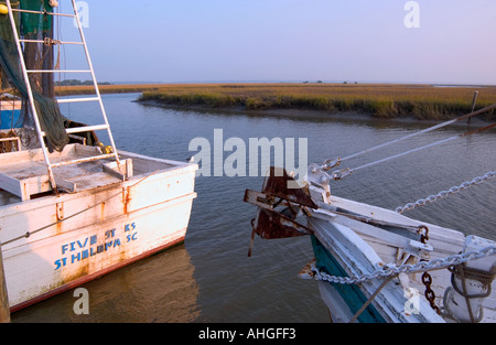 Gamberi commerciale barche ormeggiate presso Gay Fish Company in Beaufort SC USA Foto Stock