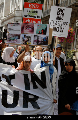 Manifestazione a Londra di circa centomila persone che protestano attacco israeliano sul Libano il 5 agosto 2006. Foto Stock