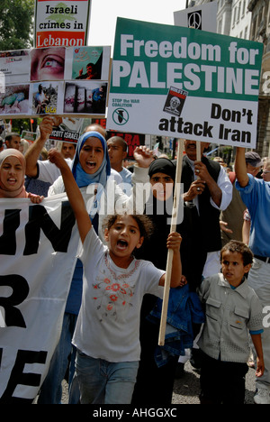 Manifestazione a Londra di circa centomila persone che protestano attacco israeliano sul Libano il 5 agosto 2006. Foto Stock