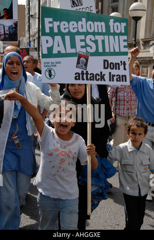 Manifestazione a Londra di circa centomila persone che protestano attacco israeliano sul Libano il 5 agosto 2006. Foto Stock