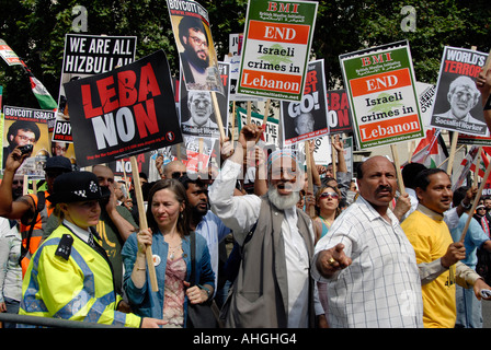 Manifestazione a Londra di circa centomila persone che protestano attacco israeliano sul Libano il 5 agosto 2006. Foto Stock