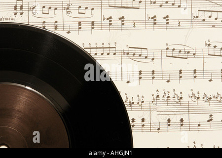 Un vinile su un musicsheet Foto Stock