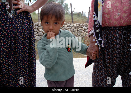 Nonna cieca essendo guidato dal nipote lungo la strada attraverso il piccolo villaggio di collina nella parte meridionale della Turchia. Foto Stock