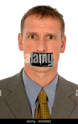 Uomo con nastro adesivo telato attraverso la sua bocca Foto Stock