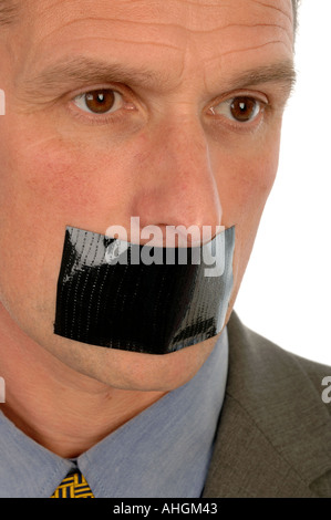 Uomo con nastro adesivo telato attraverso la sua bocca Foto Stock
