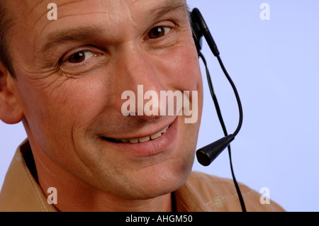 Uomo che indossa una cuffia telefonica Foto Stock