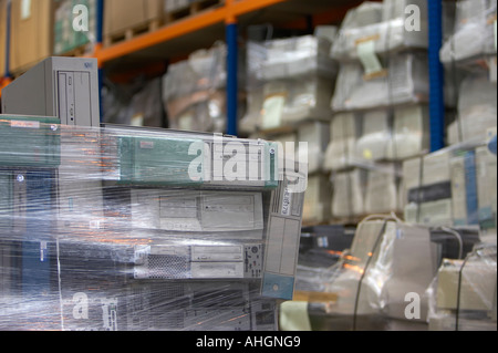 Pile di pallet avvolti vecchi computer scartati i monitor CRT e scatole di sistema in magazzino per il riciclaggio Foto Stock