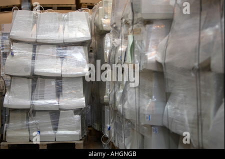 Pile di pallet avvolti vecchi computer scartati i monitor CRT in magazzino per il riciclaggio Foto Stock