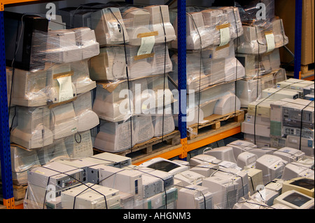 Pile di pallet avvolti vecchi computer scartati i monitor CRT in magazzino per il riciclaggio Foto Stock