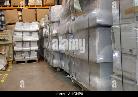 Pile di pallet avvolti vecchi computer scartati i monitor CRT in magazzino per il riciclaggio Foto Stock