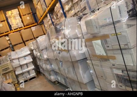 Pile di pallet avvolti vecchi computer scartati i monitor CRT in magazzino per il riciclaggio Foto Stock