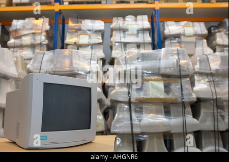 Computer ricondizionato monitor CRT in magazzino pallet contenente dei vecchi computer scartati per il riciclaggio Foto Stock