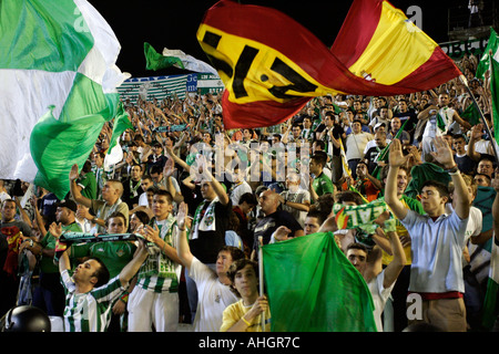 Real Betis sostenitori celebrare la vittoria su Sevilla FC Foto Stock