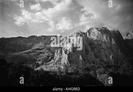 Girato in bianco e nero in tarda serata vicino a Los Gaitanes gorge a El Chorro in Andalusia Spagna Foto Stock