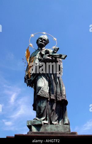 Ponte Carlo statua di San Giovanni Nepomuceno Praga Repubblica Ceca Est Europa orientale UE Foto Stock