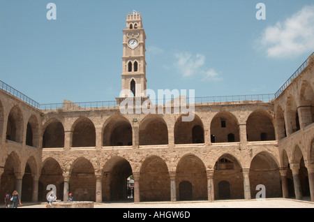 Israele acro la torre dell orologio e pareti del vecchio ostello Khan el Omdan come visto dal di dentro il cortile Giugno 2006 Foto Stock