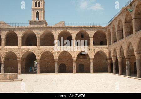 Israele acro la torre dell orologio e pareti del vecchio ostello Khan el Omdan come visto dal di dentro il cortile Giugno 2006 Foto Stock