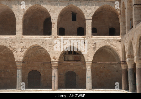 Israele acro cortile del vecchio ostello Khan el Omdan come visto dal di dentro il cortile Giugno 2006 Foto Stock