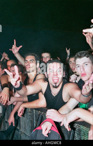 Israele Tel Aviv folla estatica di adolescenti vicino alla fase durante un metallo pesante concerto rock come si vede dal palco Foto Stock