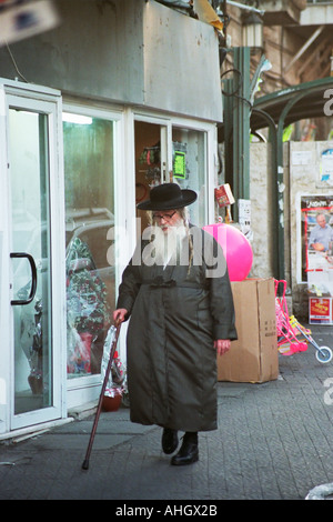 Israele Gerusalemme Mea Shearim quartiere un vecchio uomo che cammina per la strada Foto Stock