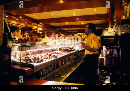 Il Tapas Bar in Santiago in Spagna Foto Stock