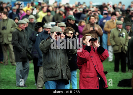 Racegoers guardare le corse dei cavalli a nord Herefordshire da punto a punto al Whitwick Manor corso Foto Stock