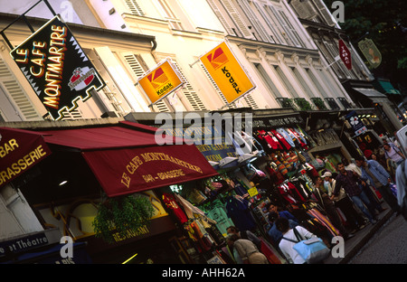 Montmartre street vicino a Eglise de la chiesa del Sacro Cuore a Montmartre Parigi Francia Foto Stock